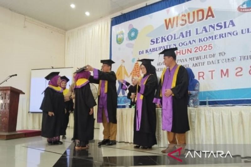 75 Lansia OKU Wisuda Sekolah Lansia: Belajar Tanpa Batas Usia