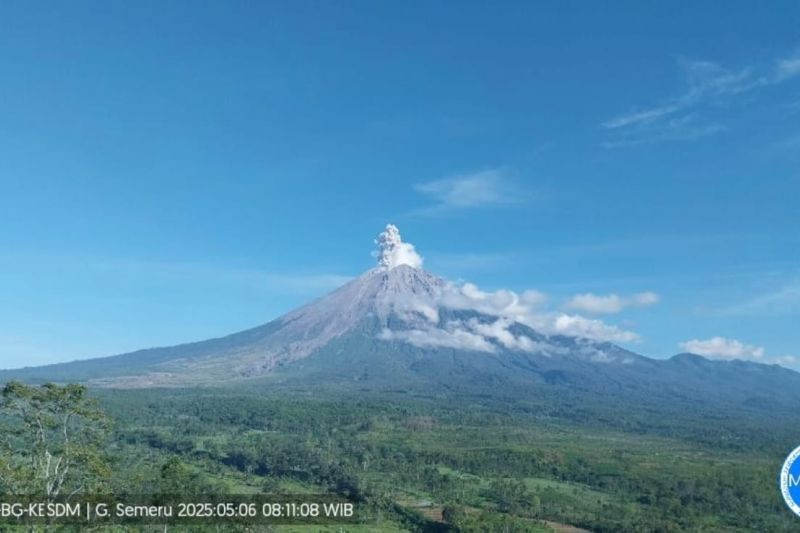 Gunung Semeru Erupsi Tiga Kali, Letusan Capai 700 Meter!