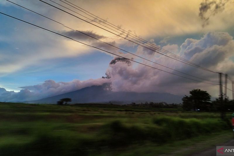 Gunung Marapi Erupsi, Abu Vulkanik Mengarah ke Utara
