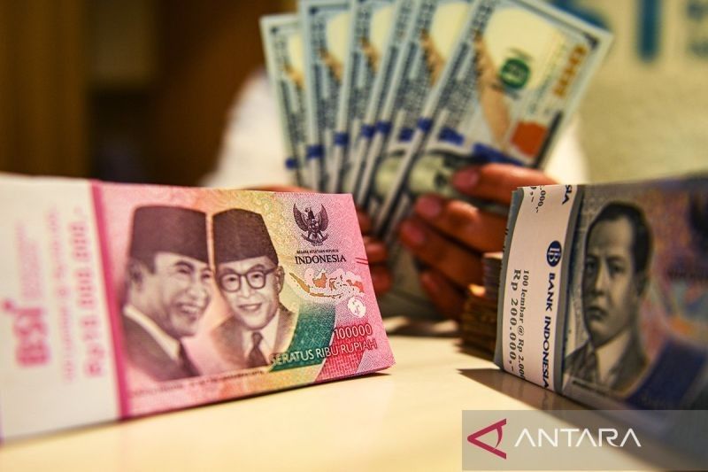 Rupiah Melemah 12 Poin, Tembus Rp16.461 per Dolar AS