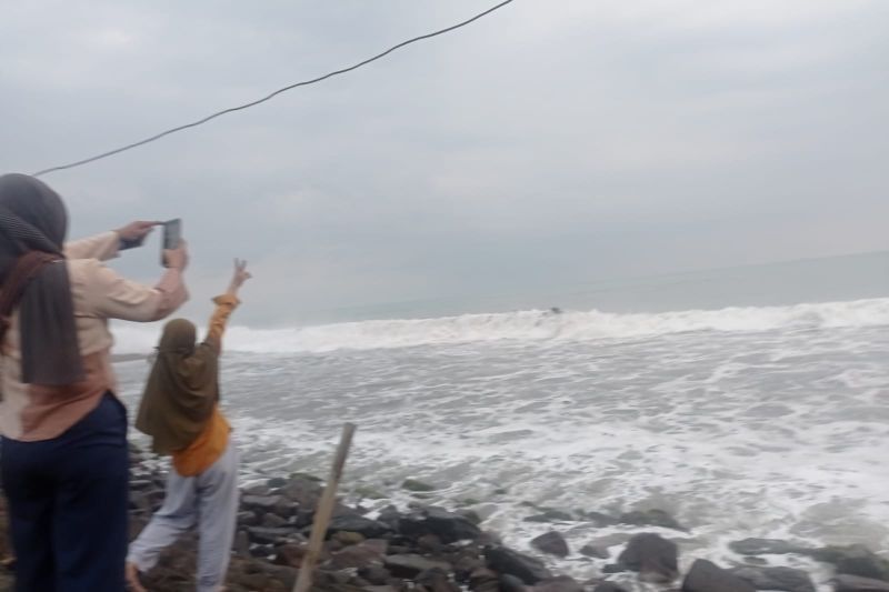 BMKG Imbau Waspada! Gelombang Laut Banten Capai 4 Meter