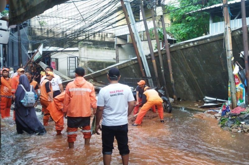Tembok Roboh di Kalibata Akibat Hujan Deras, BPBD Jaksel Pasang Kayu Dolken