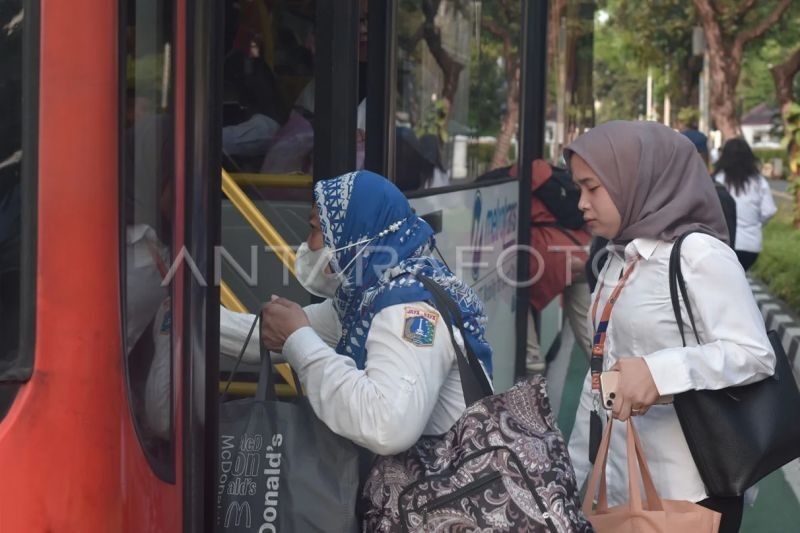 ASN DKI Jakarta Taat Aturan Naik Transportasi Umum: 96 Persen Patuh!