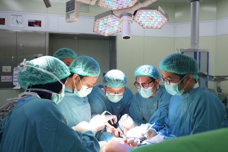 RSUI Sukses Lakukan Operasi Perdana Pengangkatan Tumor Megaprosthesis