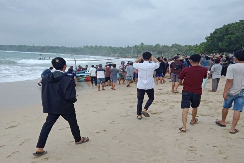 Nelayan Dedi Supriadi Ditemukan Meninggal Setelah Terseret Arus Laut di Pesisir Barat