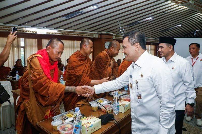 Gubernur Jateng Sambut Hangat Rombongan Biksu Thudong dari Thailand