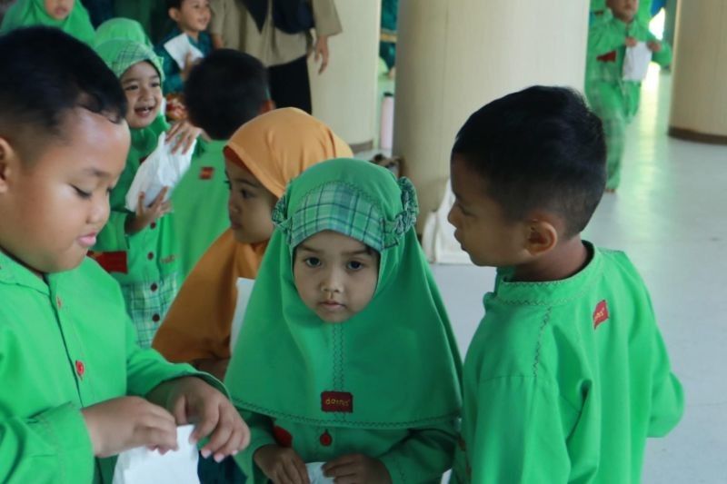 Dispersip Kalsel Cegah Stunting dengan Bagi Makanan Bergizi untuk Pustakawan Cilik