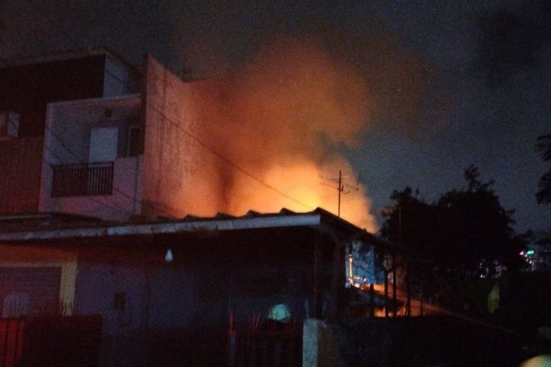 Kebakaran Gudang Dekorasi di Kebon Jeruk, 30 Personel Damkar Dikerahkan