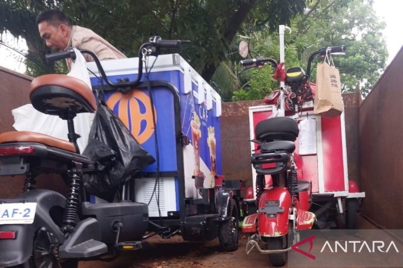 Satpol PP Palembang Tertibkan Pedagang Kopi Keliling di Jalan Pom IX