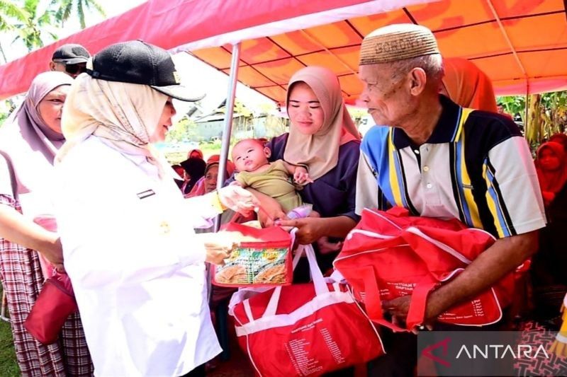 Wagub Gorontalo Salurkan Bantuan untuk Korban Puting Beliung di Telaga Biru