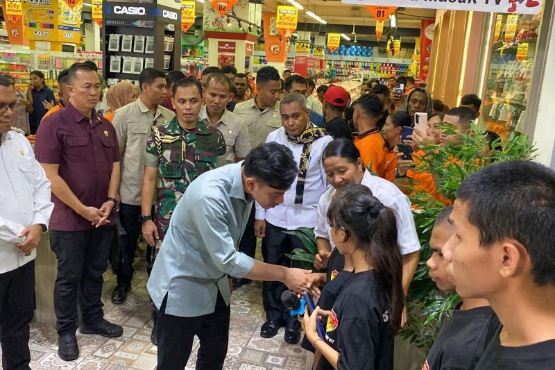 Wapres Gibran Bagi-Bagi Alat Sekolah untuk 100 Anak Panti Asuhan di Kupang