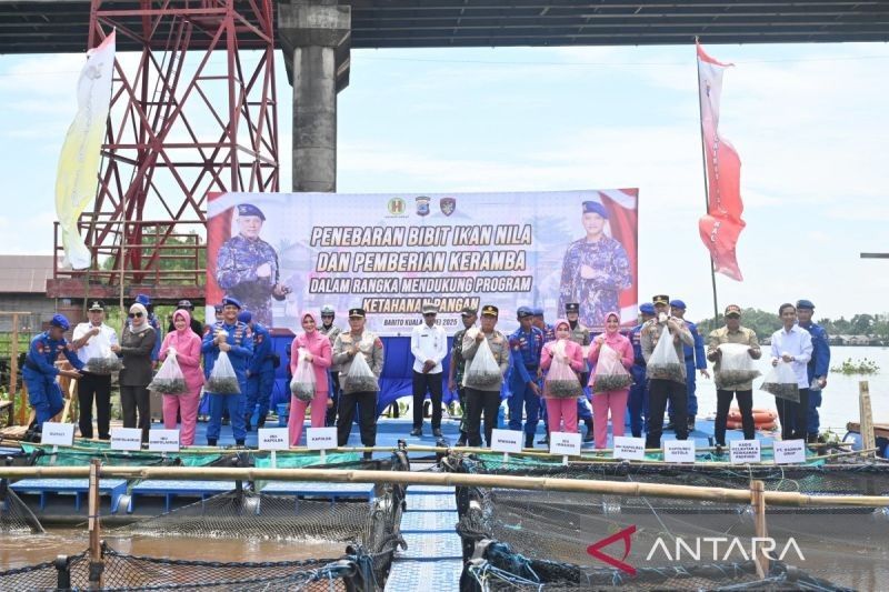 Polda Kalsel Bagikan 170 Ribu Benih Ikan di Barito Kuala, Dukung Program Asta Cita
