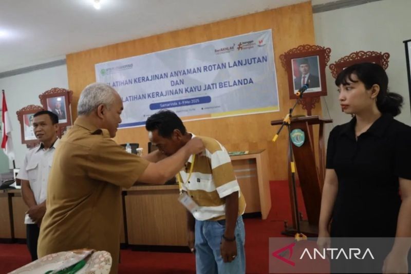 Dinas Perindustrian Kaltim Latih Perajin UKM: Anyam Rotan hingga Jati Belanda