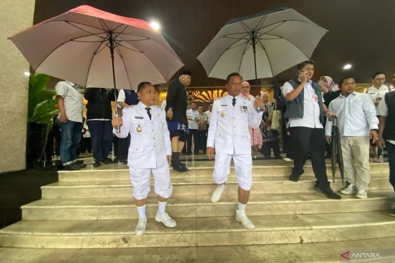 Hujan Deras Tak Halangi Munjirin Naik Transjakarta Menuju Pelantikan