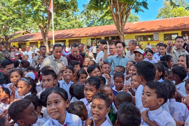 Wakil Presiden Gibran Bagikan Bantuan Pendidikan di Kupang, NTT