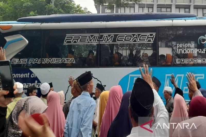 11 Calon Haji Lansia Prioritas dari Cilegon Berangkat ke Tanah Suci
