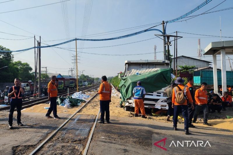 KA Harina Tabrak Truk di Semarang, Satu Orang Tewas