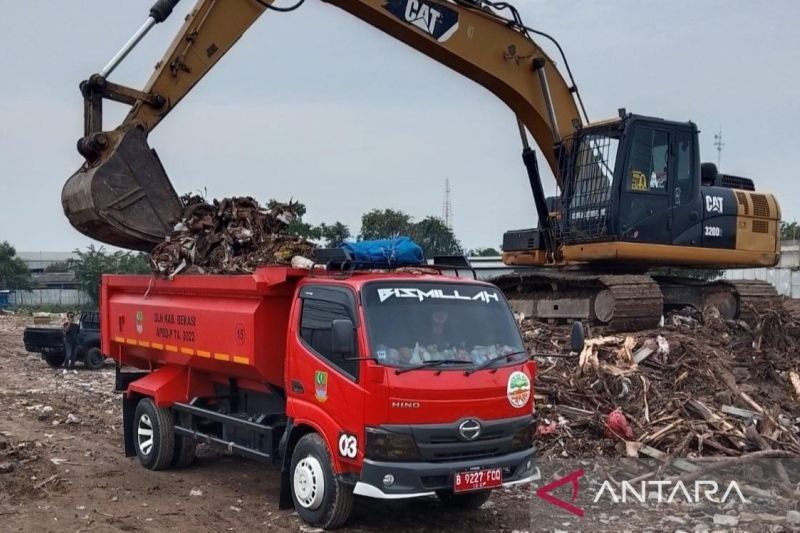DLH Kabupaten Bekasi Angkut 150 Ton Limbah Bangunan Liar di Bendungan Kali CBL