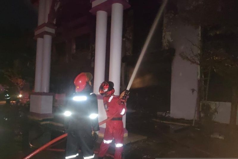 Gedung FKM Unand Terbakar, Damkar Kerahkan Tujuh Unit Armada