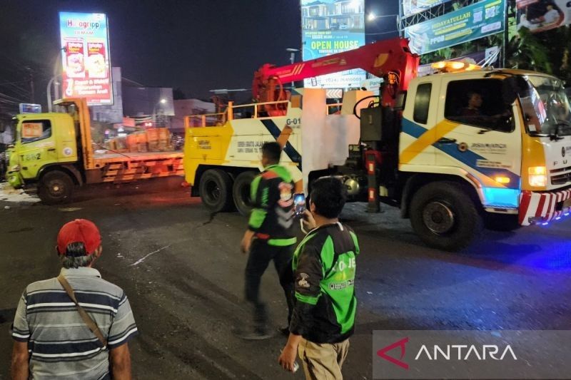 Tragedi di Semarang: Truk Pengangkut Kertas Terguling, Satu Orang Tewas