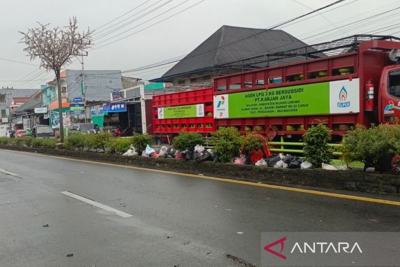 DLH Rejang Lebong Imbau Warga Jangan Buang Sampah di Median Jalan