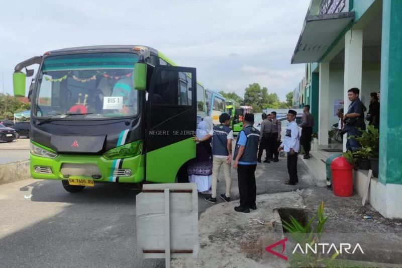 128 Jamaah Calon Haji Bangka Barat Berangkat ke Tanah Suci