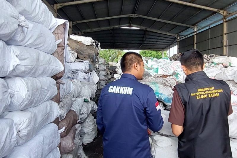 Kemenhut Limpahkan Kasus Penampungan 185 Ton Arang Bakau Ilegal ke Kejaksaan