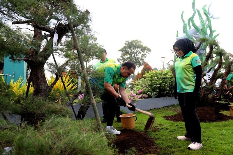 Anggota Apeksi Tanam 98 Pohon di Taman Surabaya: Wujud Peduli Lingkungan