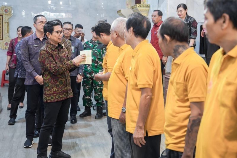Pemkab Badung Berikan Bantuan Waisak Rp2 Juta per KK untuk 255 Keluarga