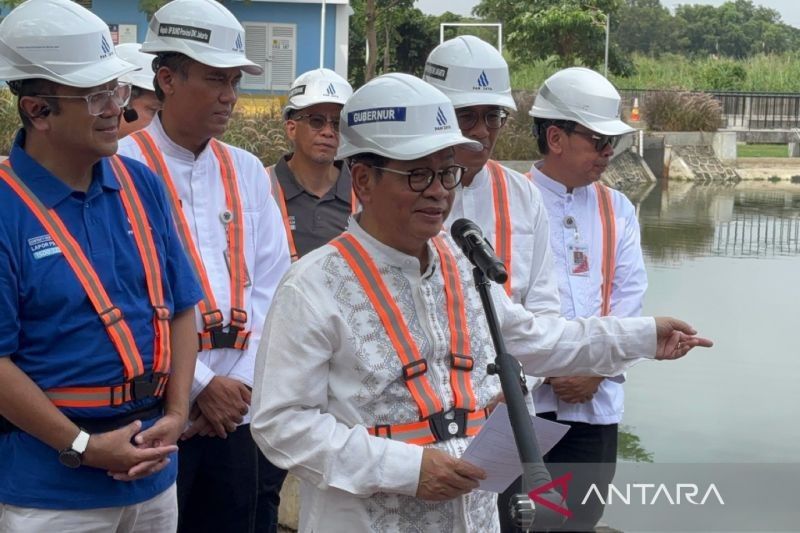 Gubernur DKI Buktikan Air Olahan Limbah Kali Mookervart Layak Minum