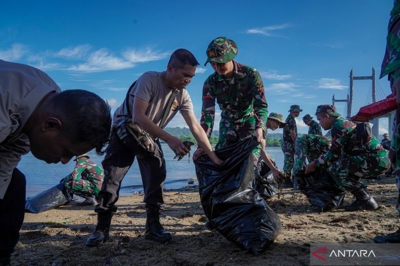 Kodam Pattimura Bersihkan Pantai Ambon, Sambut HUT ke-68 dengan Aksi Nyata