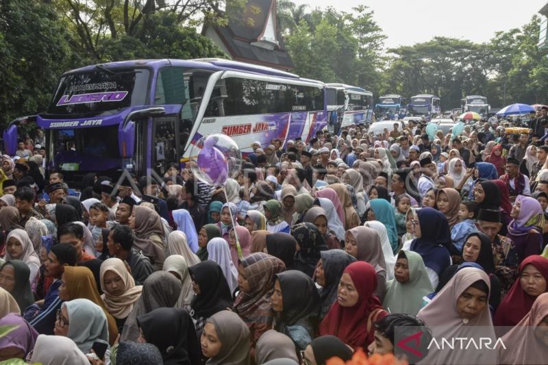 435 Calon Haji Ciamis Kloter 19 Berangkat ke Tanah Suci