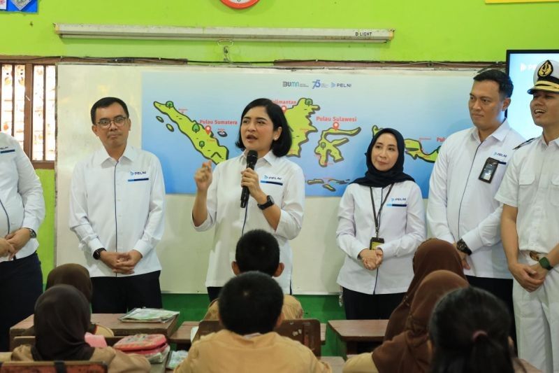 Pelni Berikan 200 Jaket Pelampung untuk Nelayan Cilincing, Wujud Kepedulian pada Keselamatan Maritim