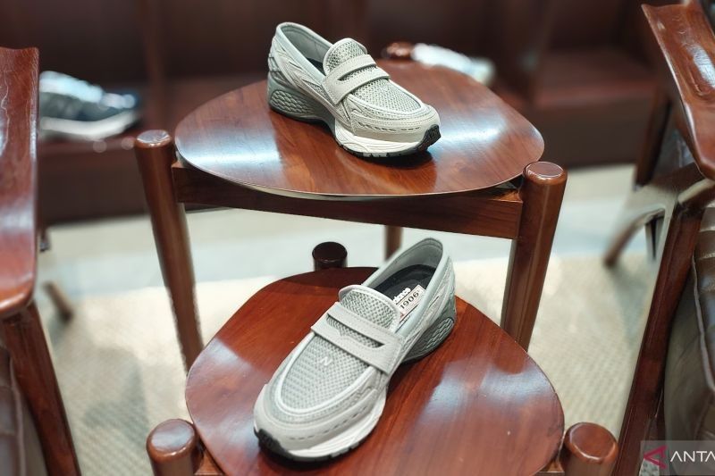 New Balance Rilis Loafer Seri 1906 Warna Abu-abu di Grey Days 2025