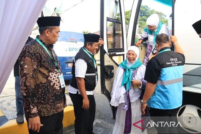 Kemenag Sumbar Prioritaskan Jamaah Haji Lansia dengan Kokarde Khusus