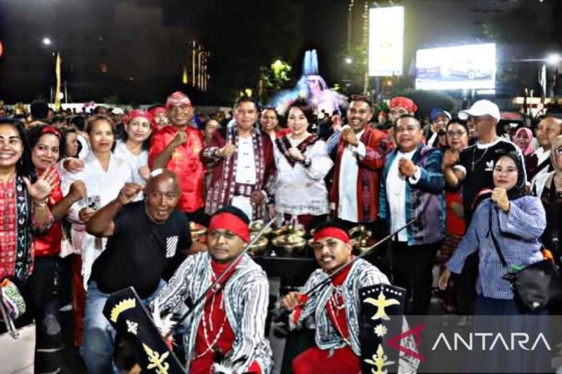 Ambon Pukau Surabaya dalam Karnaval Budaya Apeksi VII