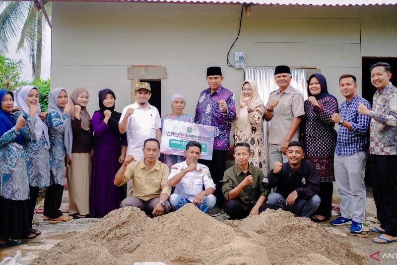 Pemkab Solok Berikan Bantuan Bedah Rumah dan Penanggulangan Bencana