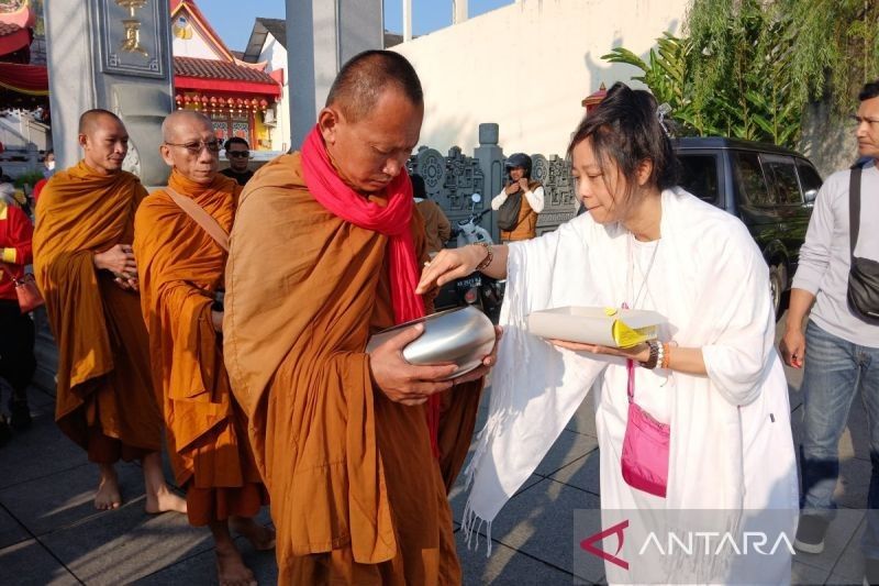 Puluhan Biksu Lakukan Pindapata di Magelang Jelang Kunjungan Candi Borobudur
