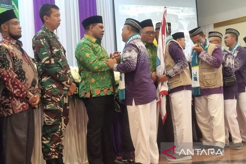 162 Calon Haji Manokwari Dilepas, Bupati Minta Doa untuk Pembangunan Daerah