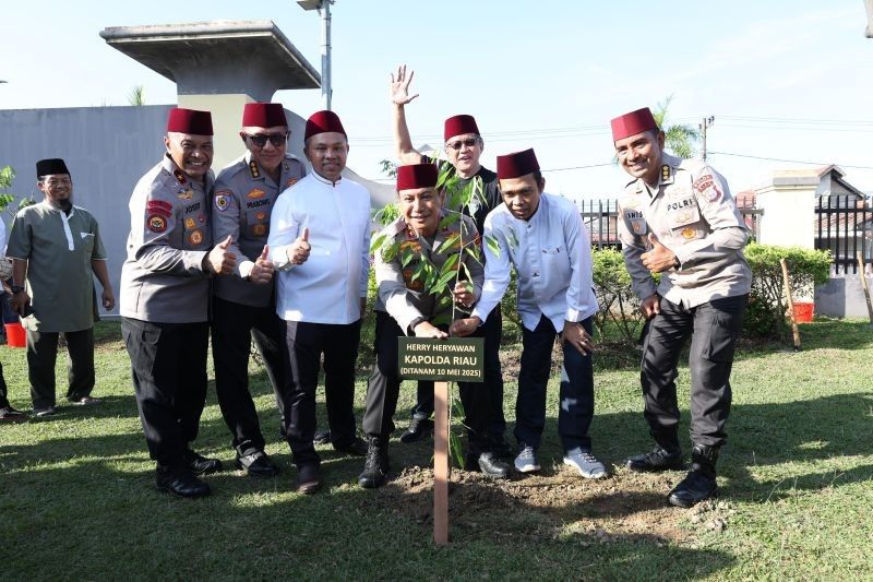 Polda Riau Gelar Penanaman Pohon Bersama Ustadz Abdul Somad dan Rocky Gerung: Kolaborasi Hijau untuk Riau yang Lebih Maju
