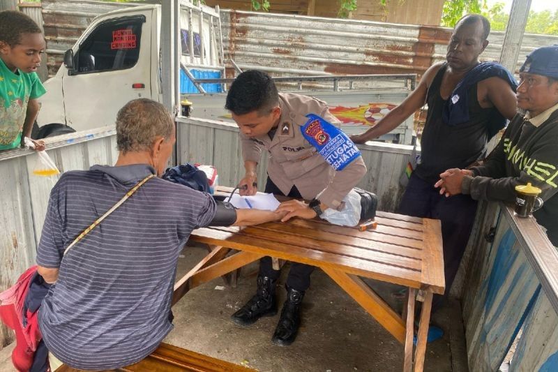 Satgas Keladi Sagu Polres Jayapura Berikan Pelayanan Kesehatan Gratis di Genyem