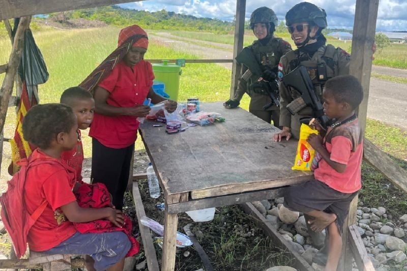 Satgas Damai Cartenz Patroli Dialogis, Dekatkan Diri dengan Anak-Anak di Kenyam