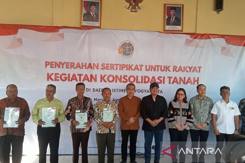 Menteri ATR/BPN Serahkan 811 Sertifikat Tanah Konsolidasi di Bantul