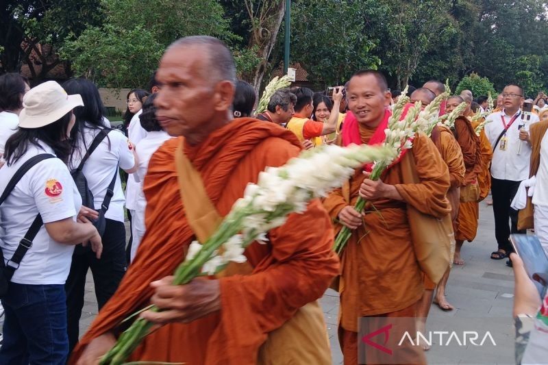 36 Biksu Thudong Tiba di Candi Borobudur, Jalani Ritual Suci Waisak