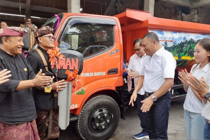 Pemkab Gianyar Berikan Bantuan Truk Sampah untuk Ubud dan Katik Lantang-Lobong