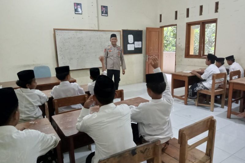 Aiptu Herman: Abdi Negara yang Mengajar di Pondok Pesantren