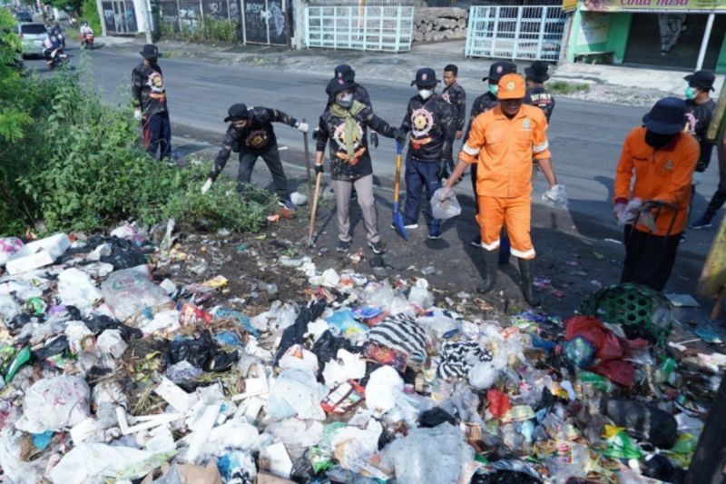 100 Personel Satpol PP Bantul Bersihkan Sampah Liar di Ring Road Selatan