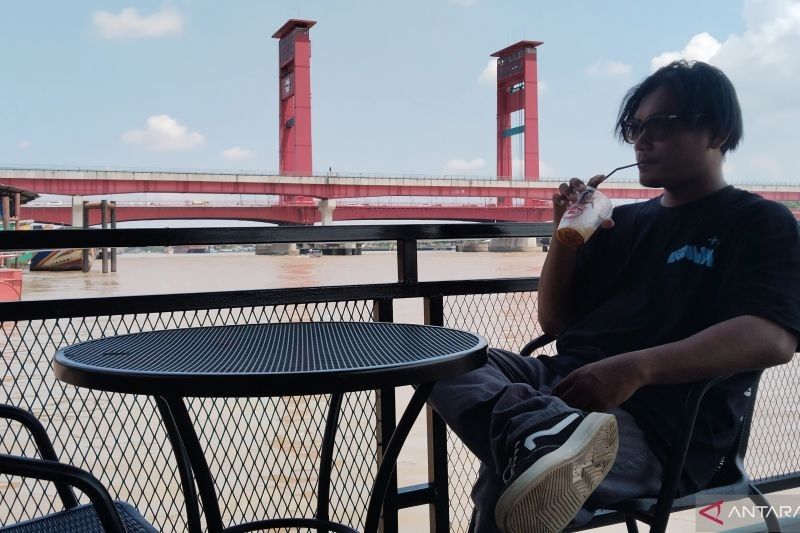 Kafe Pinggir Sungai Musi: Sensasi Nongkrong Baru di Palembang dengan Latar Jembatan Ampera