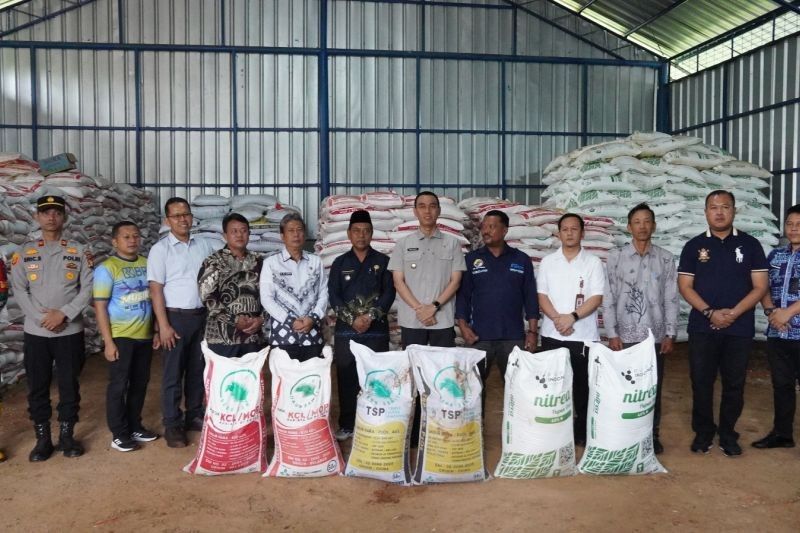 Bupati OKI Salurkan Bantuan Rp11,93 Miliar untuk Petani Sawit, Tingkatkan Produktivitas dan Kesejahteraan