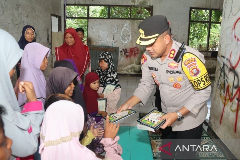Kapolres Baubau Tebar Buku Iqro untuk Anak Jalanan: Menumbuhkan Semangat Belajar Agama
